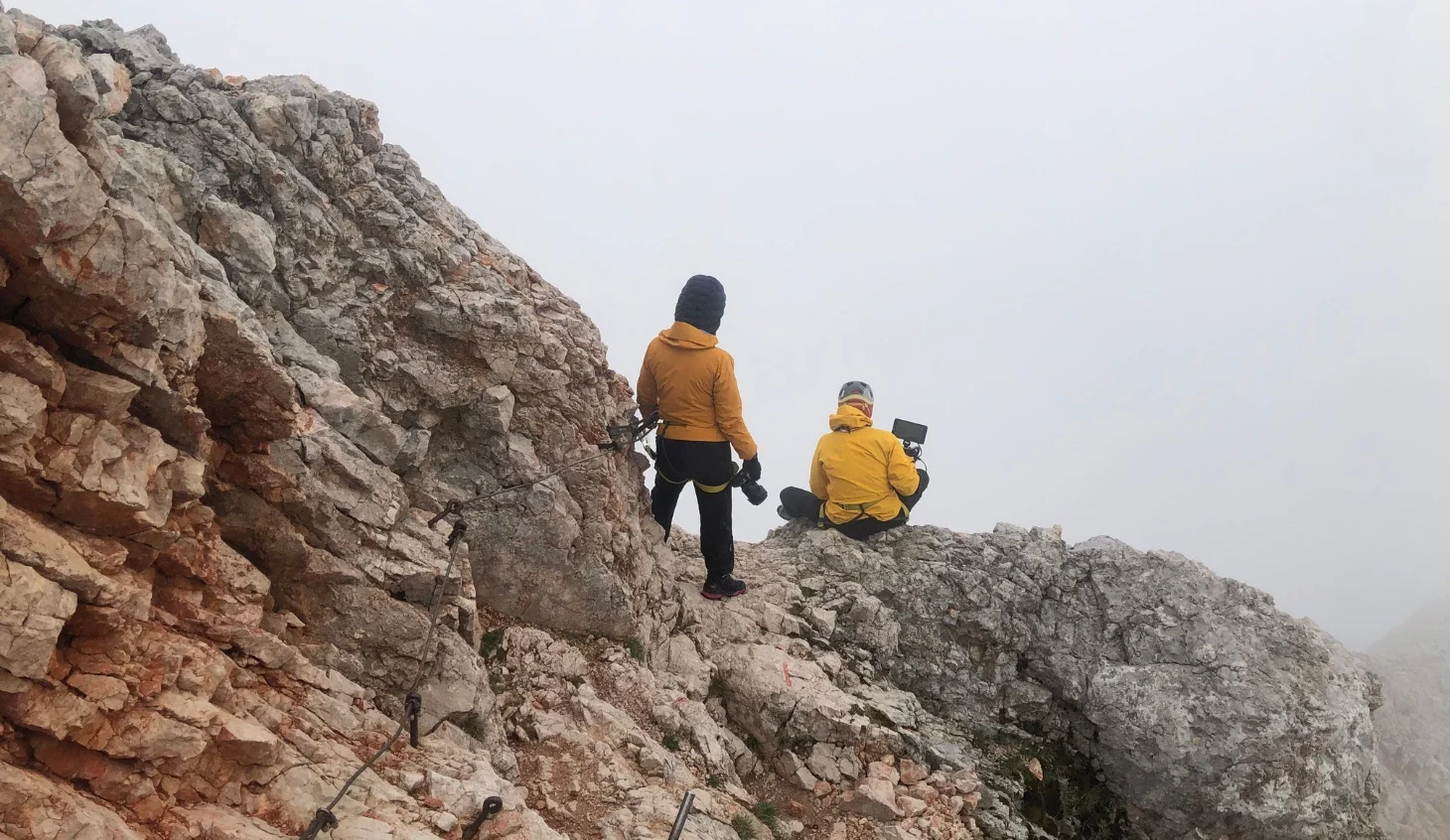 Rieke Krippeit mit Kamerafrau während Dokumentationsreise in den Julischen Alpen. Strategische Narrative und Kampagnen-Entwicklung für Globetrotter Ausrüstung